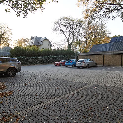 Ruime parking achter de praktijk