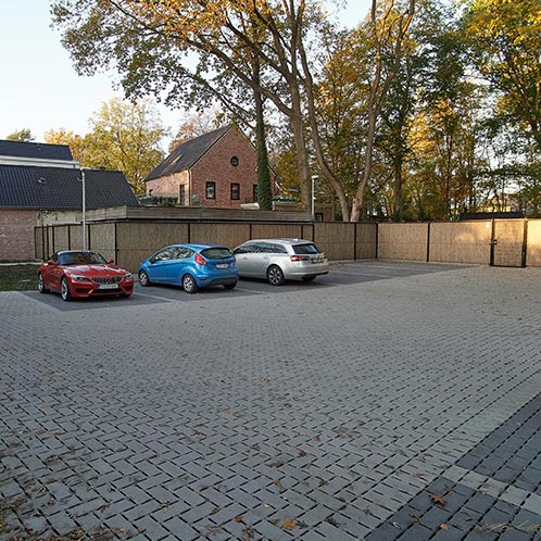 Ruime parking achter de praktijk